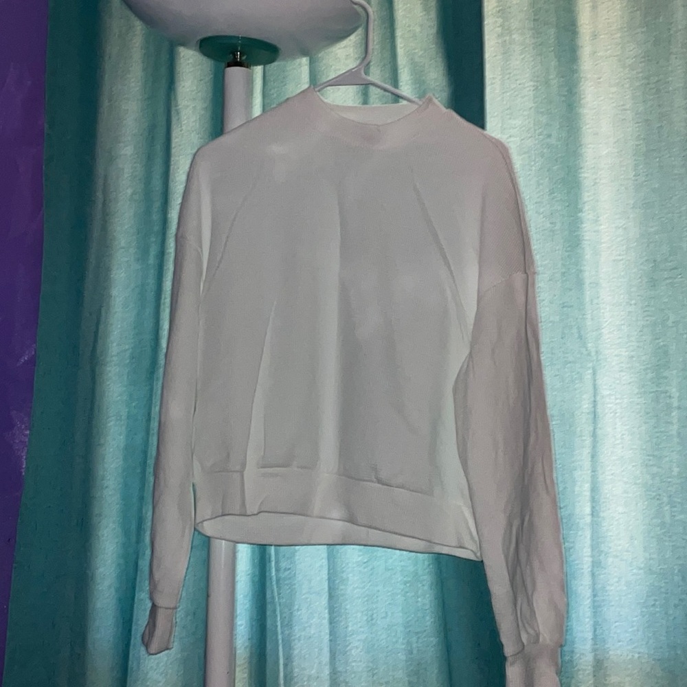 •white pullover•
